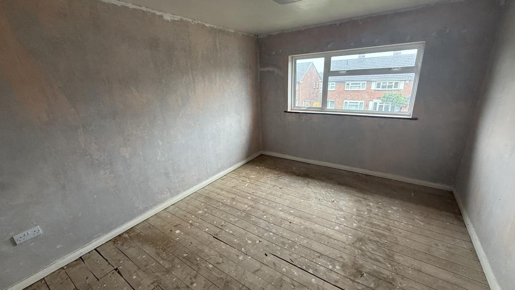 Lot: 95 - SEMI-DETACHED HOUSE FOR IMPROVEMENT - Internal image of bedroom 1